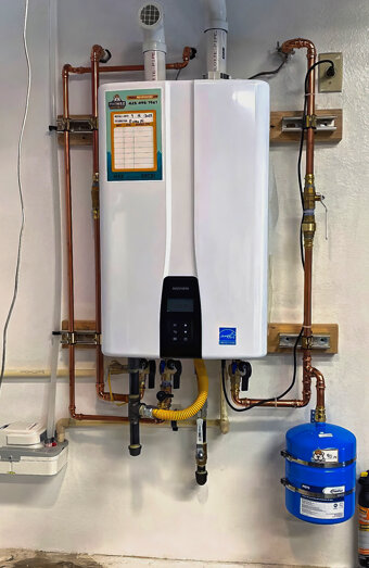 https://watermansbayhotwater.com.au/uploads/2025/06/hot-water-33549.jpg